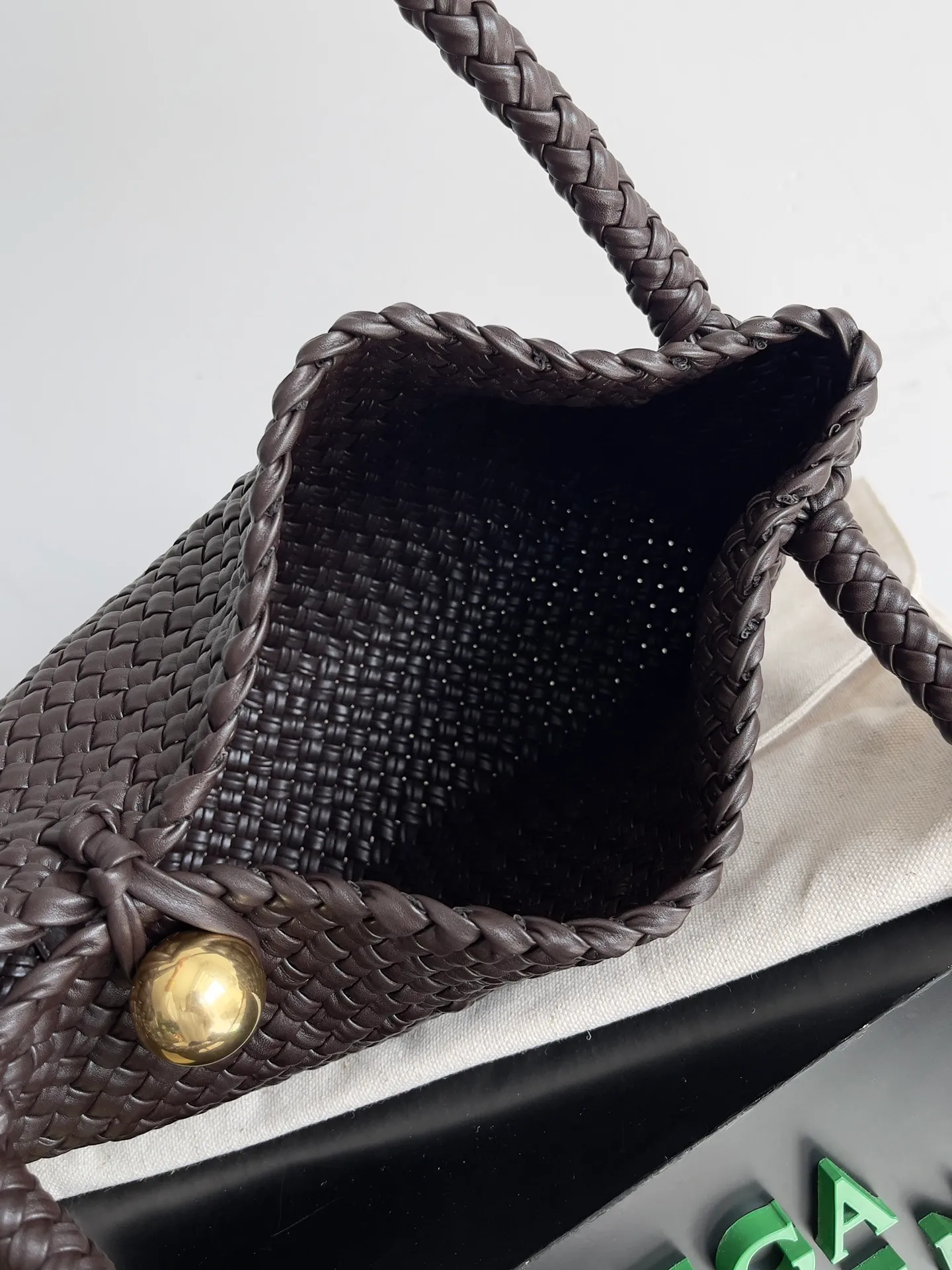 Batch 5760 BV collectible small woven handbags are really YYDS!! Bottega Veneta’s most classic small woven handbags are back! ! We use the highest quality leather with the highest craftsmanship❤️ to create the most expensive works. We have created the original Intrecciato leather weaving process❤️ This unique traditional exclusive leather weaving method has not only become our logo but also reflects the time-consuming and labor-intensive craftsmanship of our products❤️ The new TOSCA handbag must be a selection worth collecting🆕 Style number: 716974 Size: 27*9*18cm